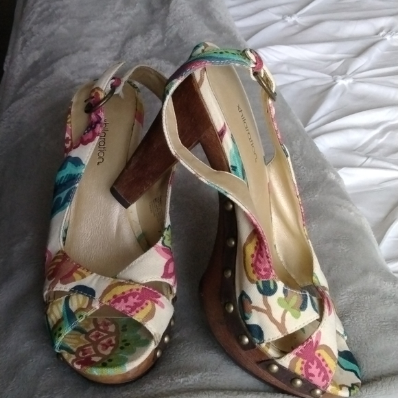 Xhilaration Heels 👠 - Picture 2 of 7